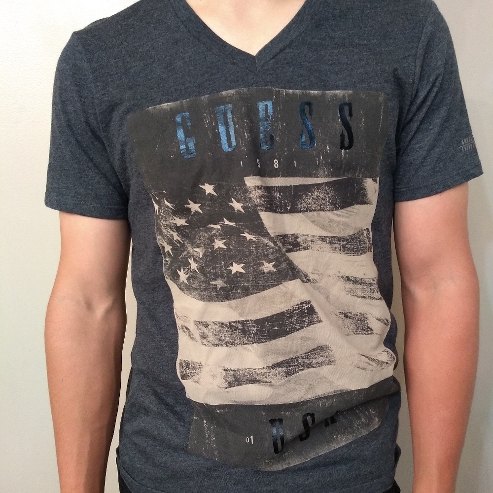 Guess Men's sz Small V-Neck Graphic Tee LIKE NEW
